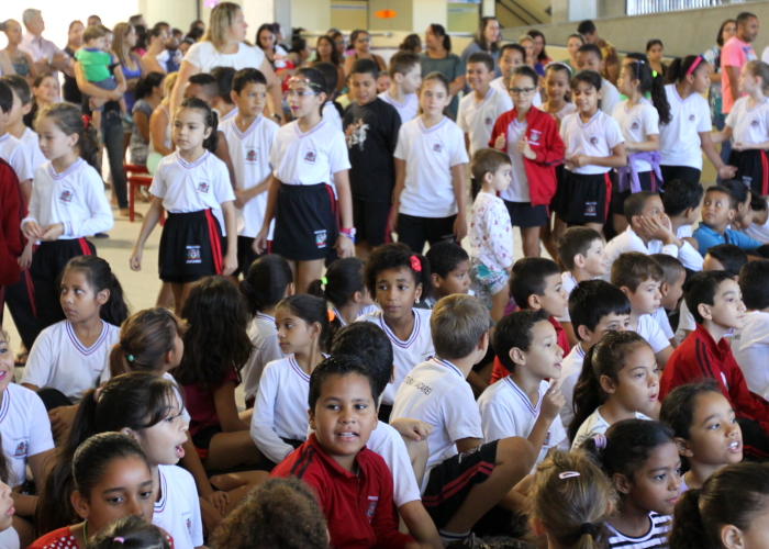 Mais de 13 mil alunos recebem os uniformes