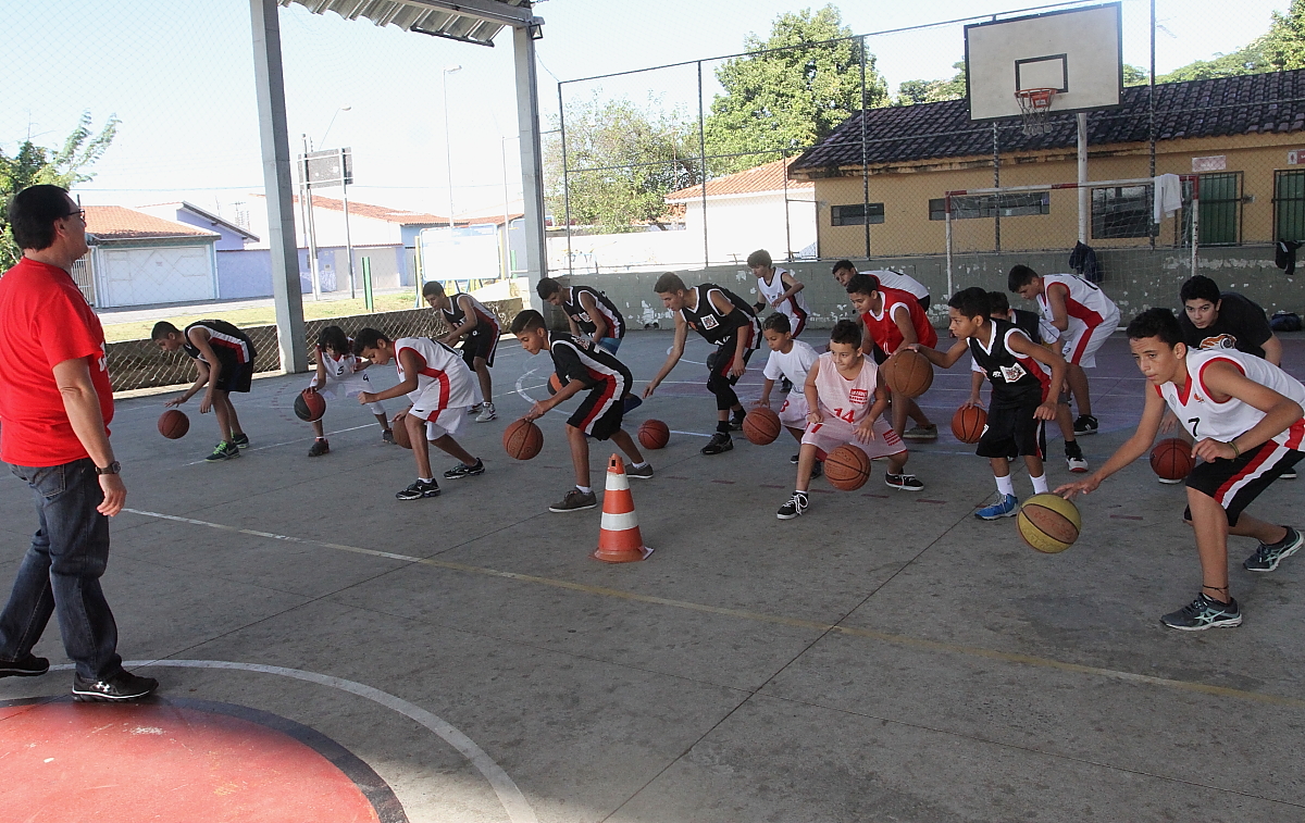 Escolinha de basquete da Prefeitura, que ainda tem vagas. Crédito: Valter Pereira/PMJ